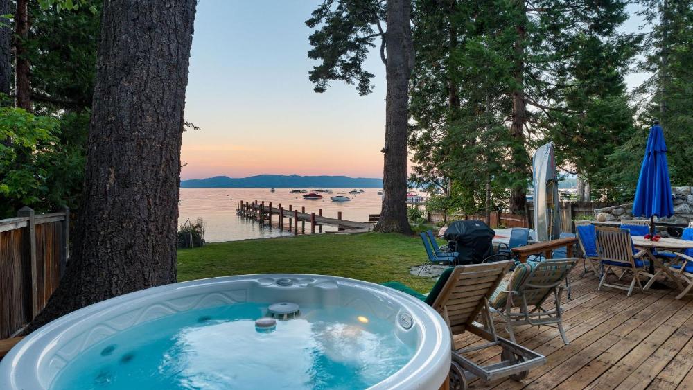 Lakefront Haven by AvantStay Minutes to Ski Resorts Private Dock